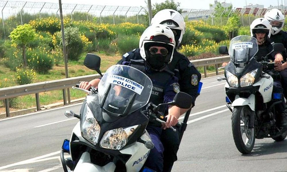 Αναστάτωση στον Κορυδαλλό - Κλιμάκιο του ΤΕΕΜ ελέγχει ύποπτη σχολική τσάντα